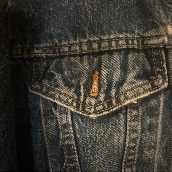 1988 Levi jacket with extra wear. Measures to a medium but would fit loosely - Picture 4 of 10